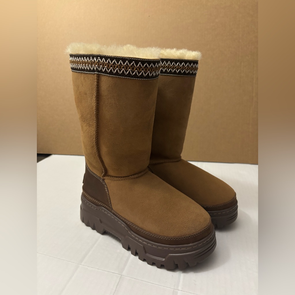 Ugg Womens Classic Tall Trailgazer Size 6